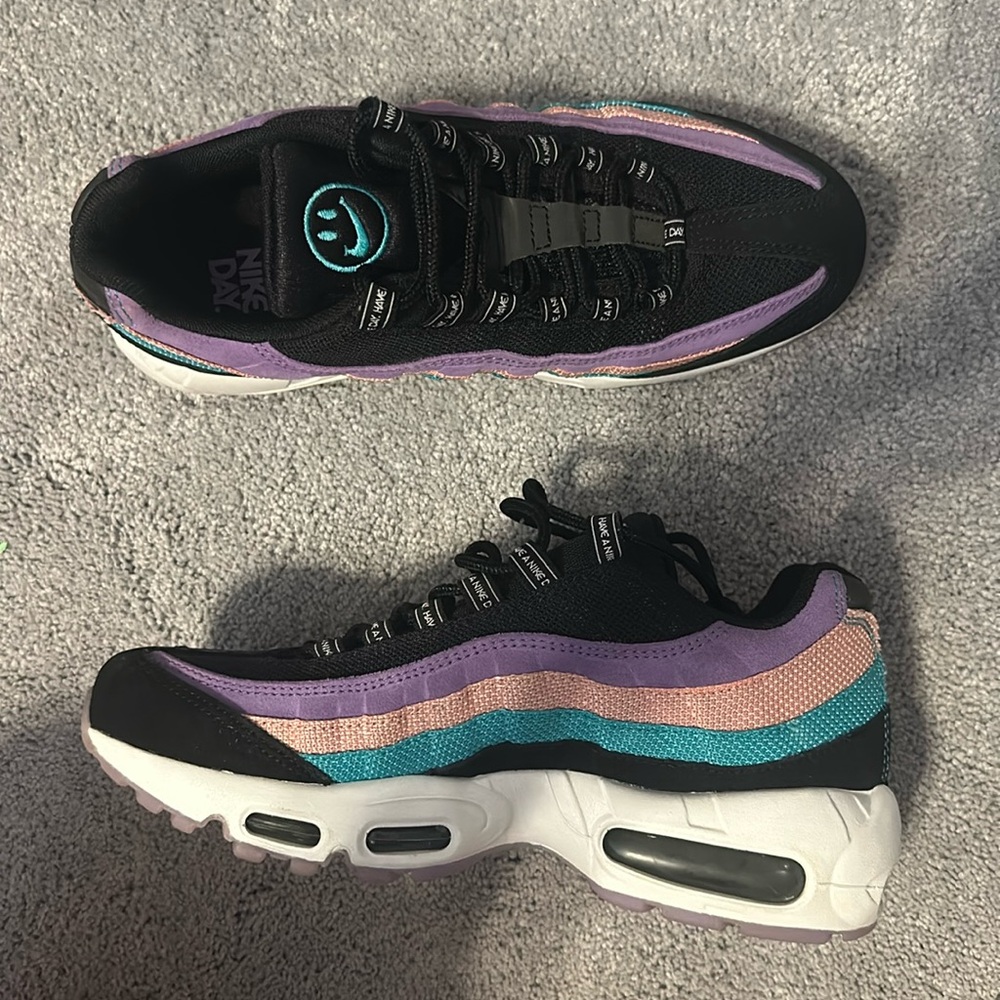 These are a women’s size 8.5. These colorful shoes are very appealing to the eye